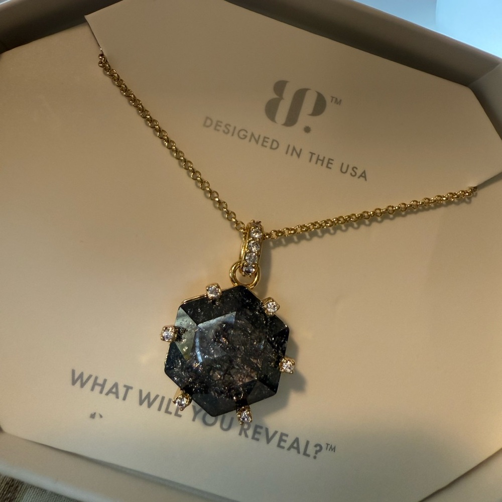 Elegant Gold and Black Pendant Necklace